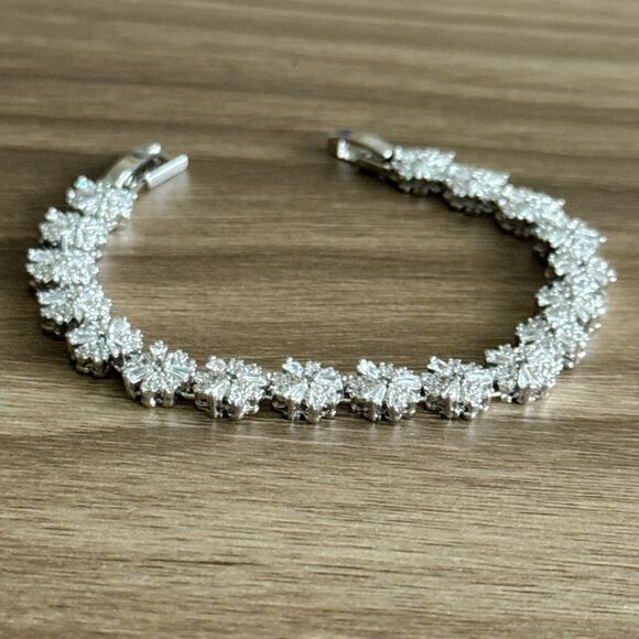 Silver Floral Bracelet Q592 - Picture 3 of 5